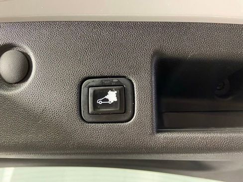 Used 2019 Chevrolet Equinox LT FWD image 16