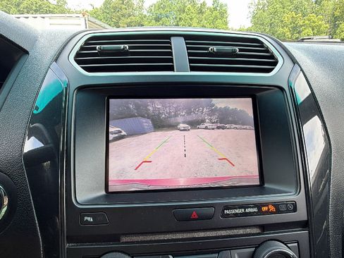 Used 2016 Ford Explorer XLT w/ Equipment Group 202A AWD/4WD image 35
