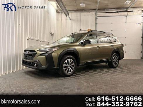 Used 2025 Subaru Outback Premium AWD/4WD image 1