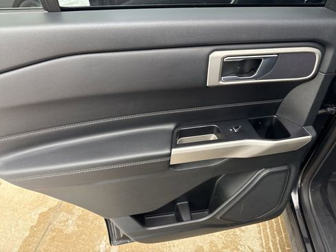 Used 2023 Ford Explorer XLT image 9