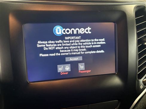 Used 2019 Jeep Cherokee Latitude w/ Cold Weather Group image 9