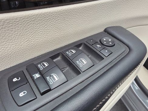 Used 2023 Chrysler Pacifica Limited FWD image 36
