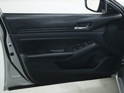 Used 2024 Nissan Altima 2.5 SV image 15