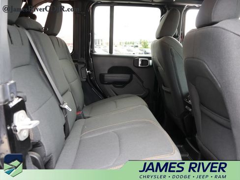 Used 2024 Jeep Wrangler Unlimited AWD/4WD image 12