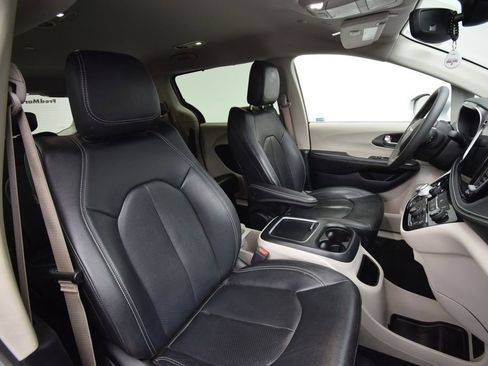 Used 2022 Chrysler Pacifica Touring-L image 19