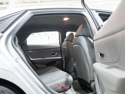 Used 2021 Hyundai Elantra SE FWD image 19