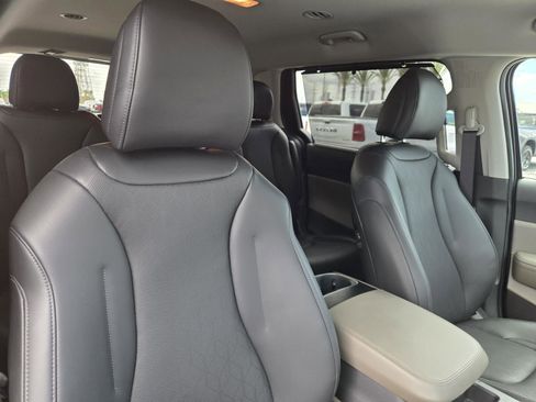 Used 2026 Kia Carnival EX FWD image 30