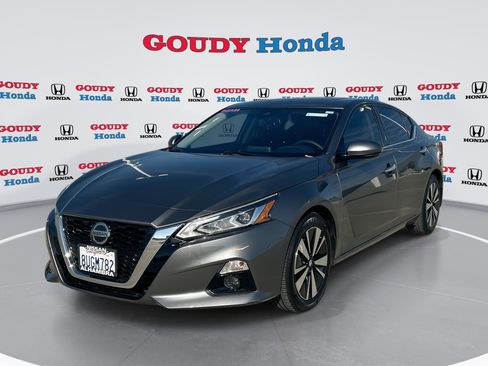 Used 2020 Nissan Altima 2.5 SV image 1