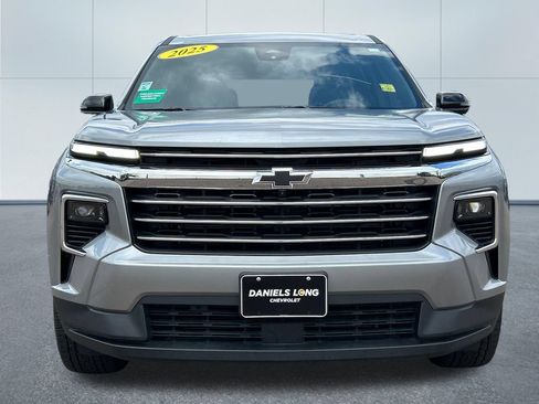 Used 2025 Chevrolet Traverse LT w/ Driver Confidence Package AWD/4WD image 3