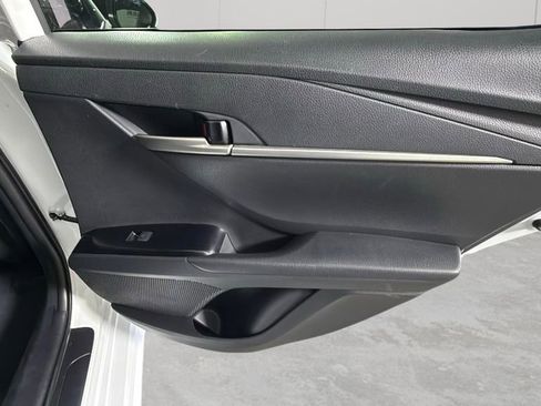 Used 2025 Toyota Camry SE w/ Convenience Package image 32