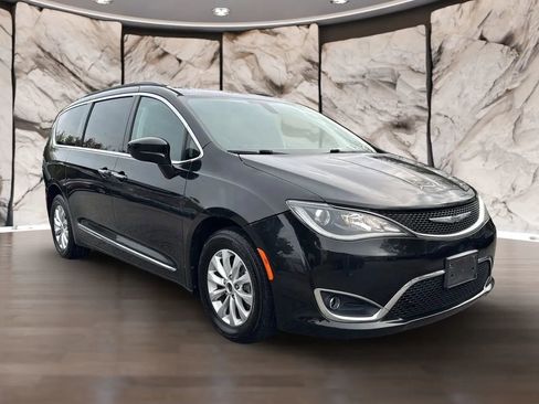 Used 2017 Chrysler Pacifica Touring-L image 3