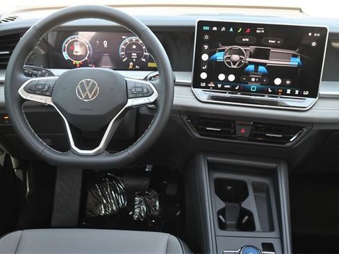New 2025 Volkswagen Tiguan SE image 8