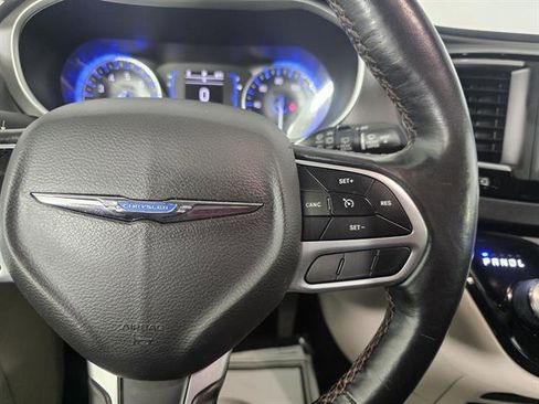 Used 2020 Chrysler Pacifica Touring-L image 35