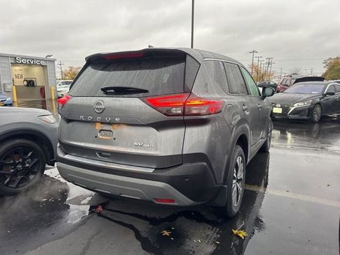 Used 2023 Nissan Rogue SV image 2