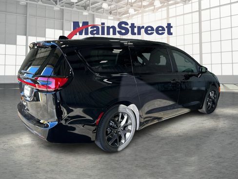 New 2026 Chrysler Pacifica Select FWD image 5