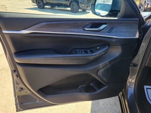 Used 2023 Jeep Grand Cherokee Limited image 27