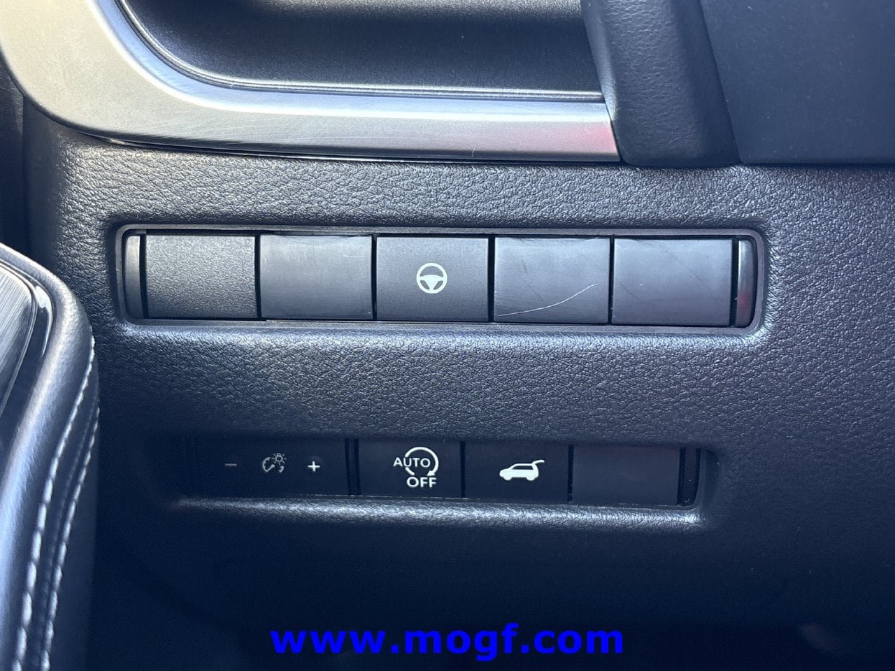 Used 2025 Nissan Rogue SV AWD/4WD image 12