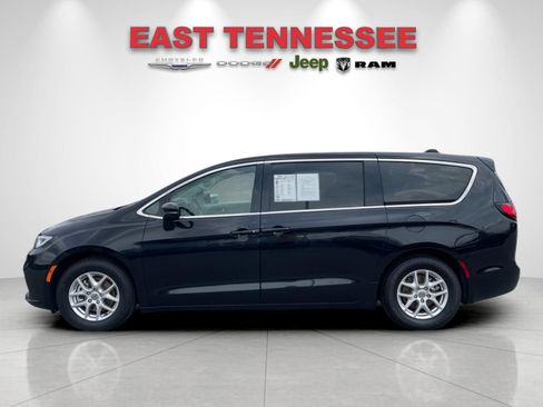 Used 2023 Chrysler Pacifica Touring-L FWD image 6
