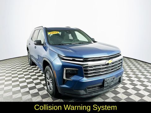Used 2025 Chevrolet Traverse LT image 3