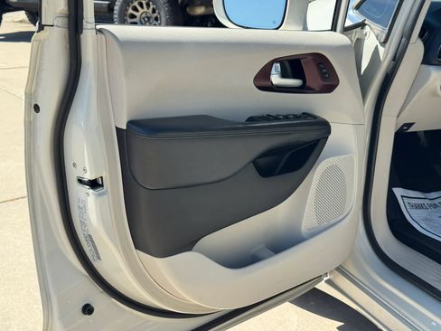 Used 2017 Chrysler Pacifica Limited w/ UConnect Theater Package FWD image 10