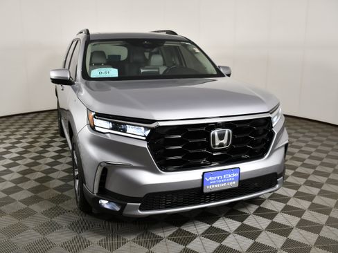 Certified 2025 Honda Pilot Elite image 3