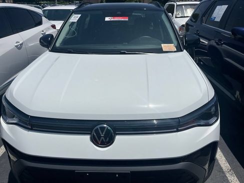 Used 2025 Volkswagen Taos SE FWD image 2