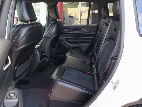 Used 2023 Jeep Grand Cherokee Altitude image 8