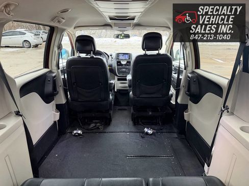 Used 2014 Chrysler Town & Country Touring image 26