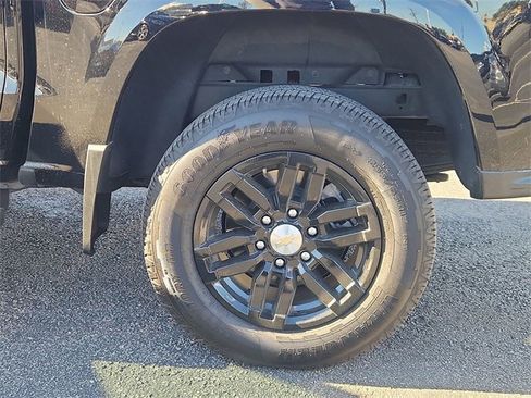 Used 2024 Chevrolet Colorado LT w/ LT Convenience Package image 32