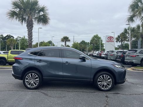 Used 2024 Toyota Venza XLE AWD/4WD image 11