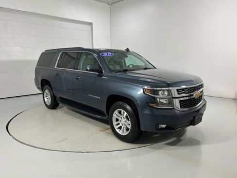 Used 2019 Chevrolet Suburban LT image 2