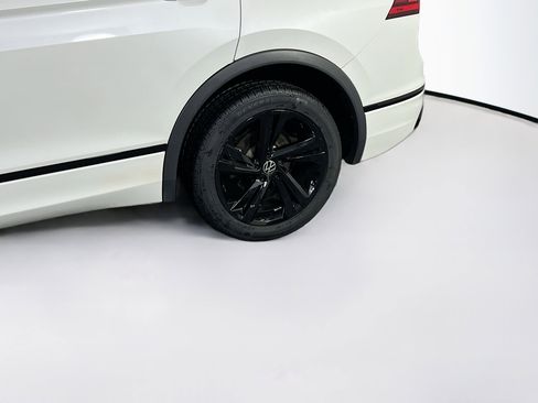 Used 2023 Volkswagen Tiguan SE R-Line image 30
