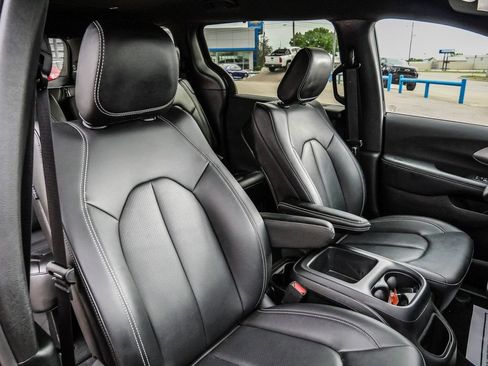 Used 2025 Chrysler Pacifica Select image 17