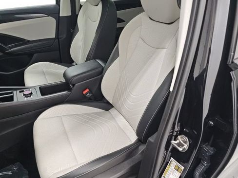 Used 2025 Volkswagen Tiguan SE w/ Panoramic Sunroof Package AWD/4WD image 14