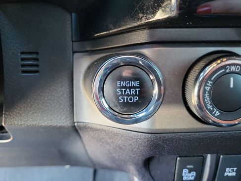 Used 2018 Toyota Tacoma TRD Sport w/ Technology Package image 25