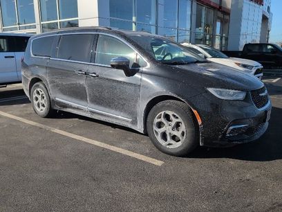 Used 2022 Chrysler Pacifica Limited w/ Uconnect Theater Family Group