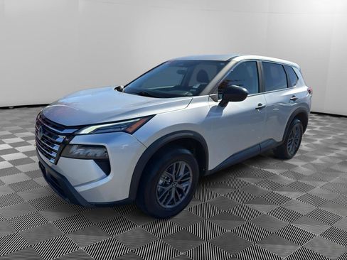 Used 2024 Nissan Rogue S image 3