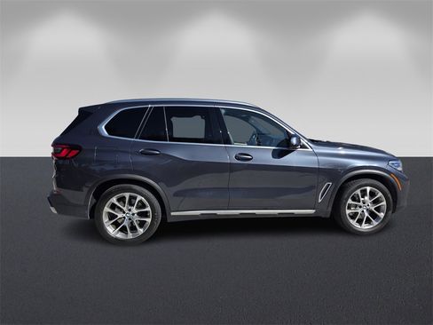 Certified 2022 BMW X5 xDrive40i image 3