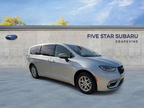 Used 2023 Chrysler Pacifica Touring-L FWD image 2