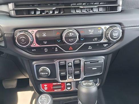 Used 2025 Jeep Wrangler Unlimited Rubicon AWD/4WD image 19