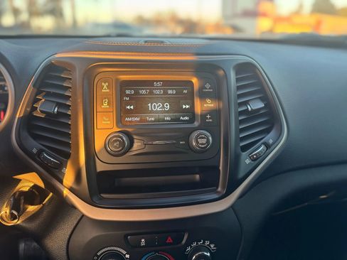 Used 2017 Jeep Cherokee Sport image 15