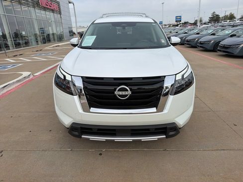 Used 2025 Nissan Pathfinder SL AWD/4WD image 8