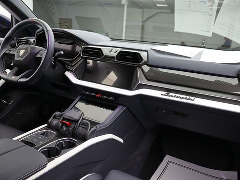 Used 2025 Lamborghini Urus SE AWD/4WD image 43