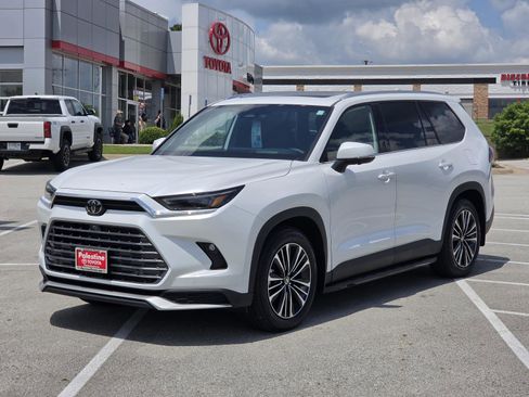 Used 2025 Toyota Grand Highlander AWD Hybrid image 3