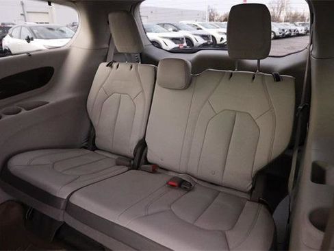 Used 2017 Chrysler Pacifica Touring-L Plus w/ Tire & Wheel Group image 11