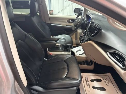 Used 2024 Chrysler Pacifica Touring-L FWD image 23