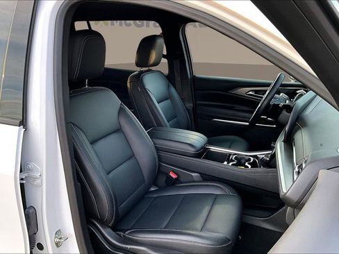 Used 2025 Chevrolet Traverse LT image 32