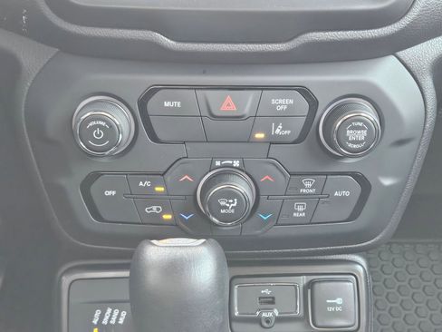 Used 2022 Jeep Renegade Latitude w/ Convenience Group AWD/4WD image 14