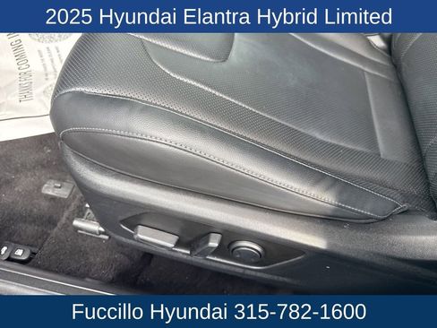 Used 2025 Hyundai Elantra Limited image 12