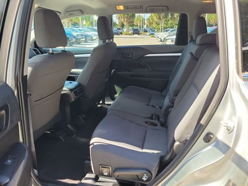 Used 2019 Toyota Highlander LE FWD image 9